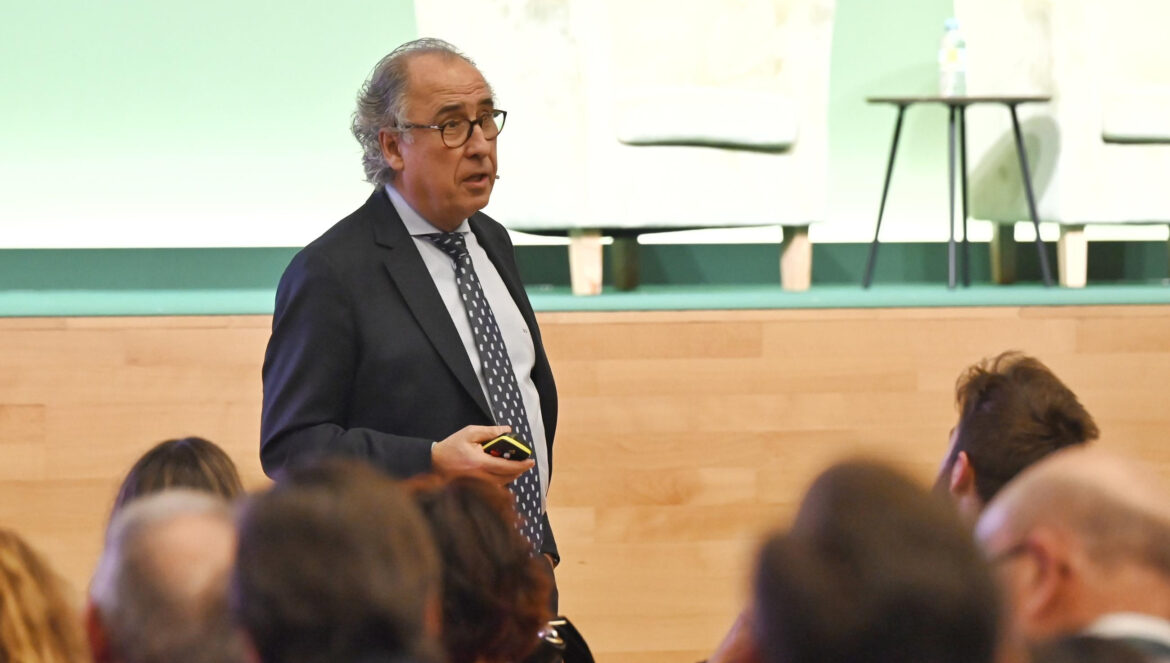 Emilio Duró durante su conferencia en el Palacio de Congresos. / Juan Ayala