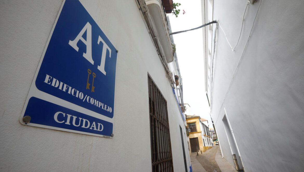 Un edificio de apartamentos turísticos en la Judería de Córdoba. / Miguel Ángel Salas