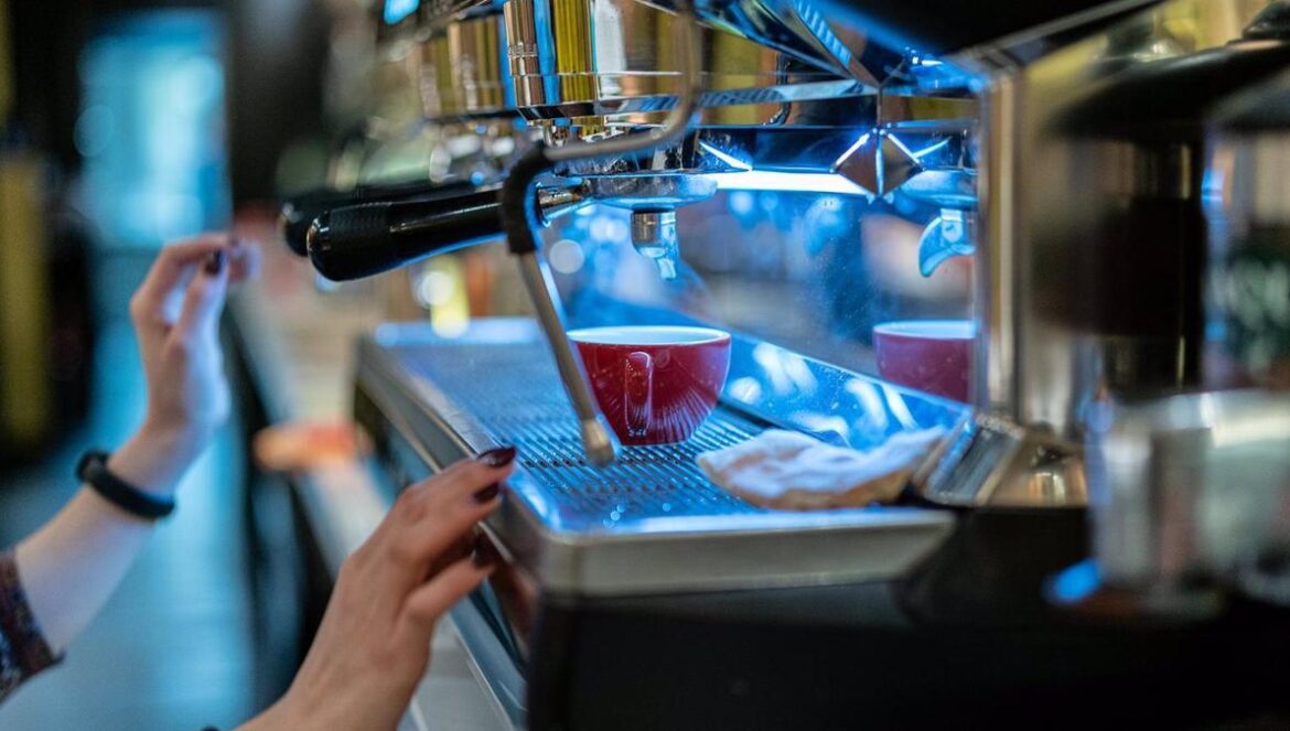Una camarera prepara un café.