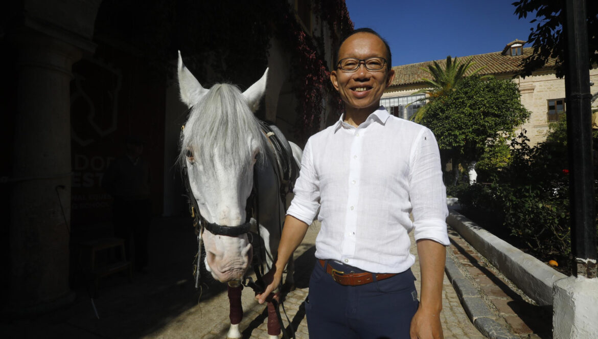 Justin Tseng viaja a Córdoba para perfeccionar su equitación. / Miguel Ángel Salas y Rocío Aguilar