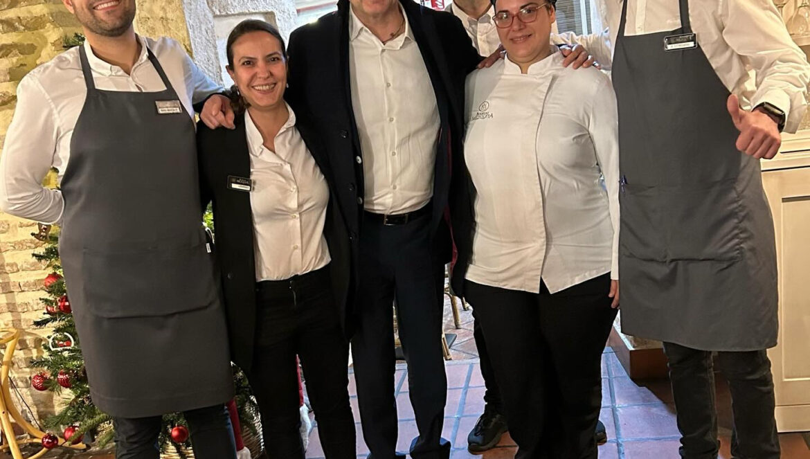 El chef Pepe Rodríguez con el equipo de Bodegas Mezquita Corregidor / Bodegas Mezquita