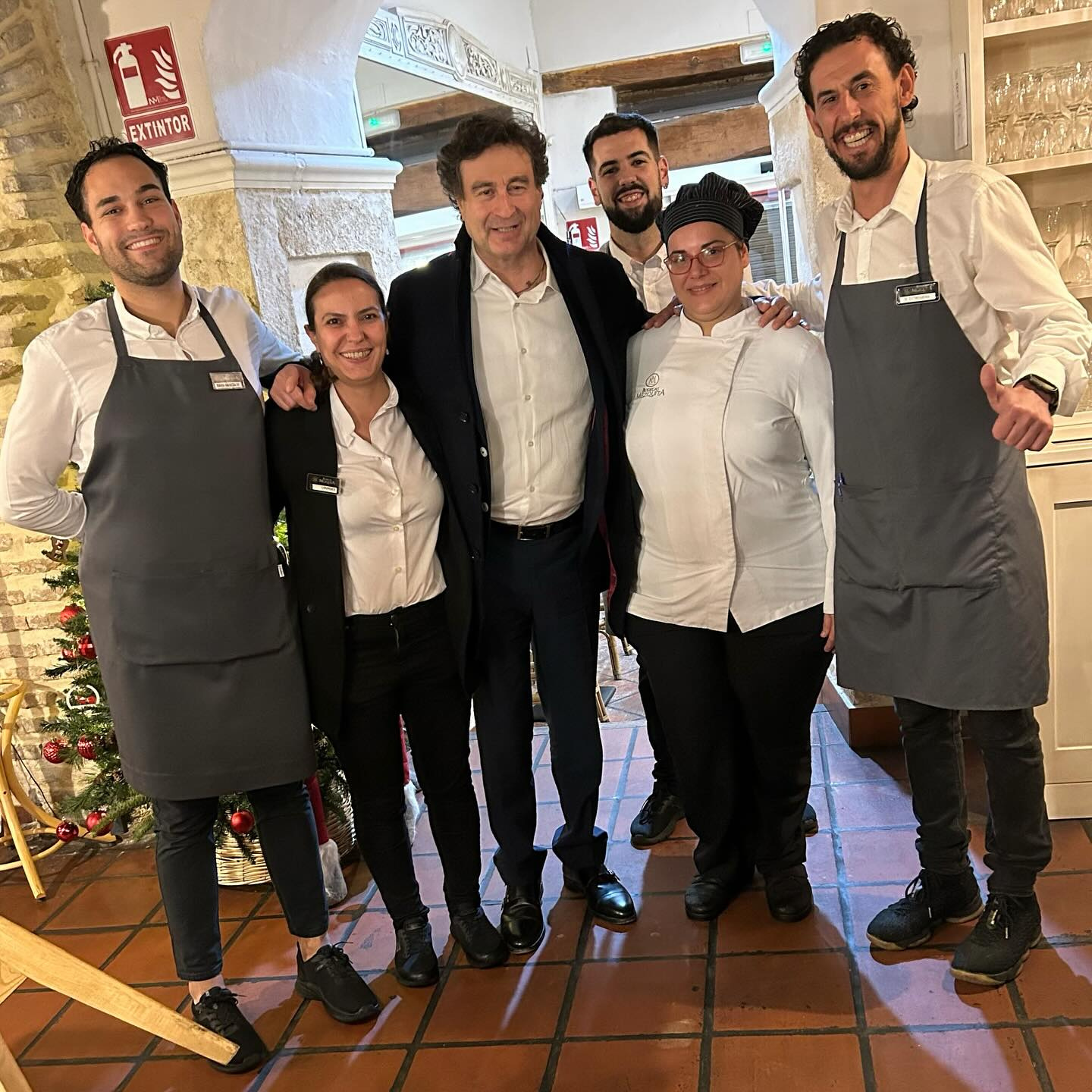 El chef Pepe Rodríguez con el equipo de Bodegas Mezquita Corregidor / Bodegas Mezquita