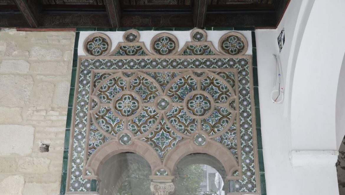 Obras en el Archivo Municipal, donde se ha hallado un muro del siglo XIII y una puerta mudéjar Los responsables municipales visitando las obras del Archivo. AYUNTAMIENTO DE CÓRDOBA