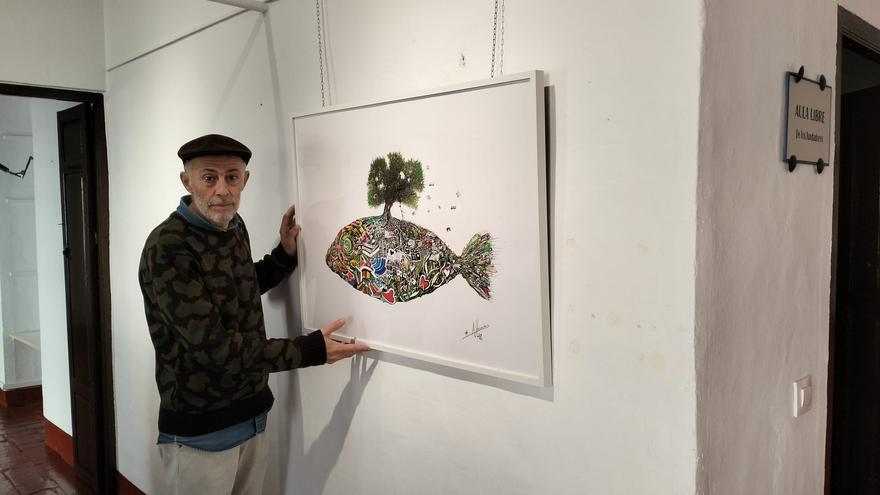 Antonio Hermán, con uno de sus cuadros de la serie 'Pez olivo'. / CÓRDOBA