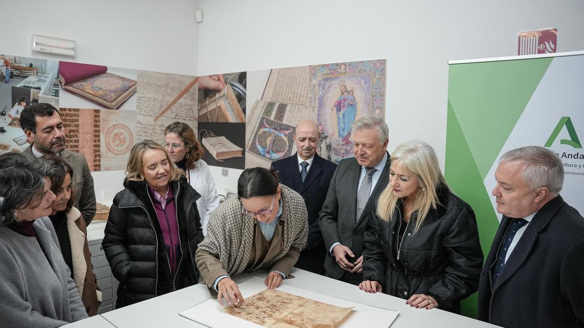 Muestra en el IAPH del documento restaurado de autoría del Cristo Yacente de la hermandad del Santo Entierro.