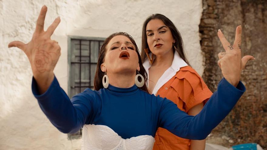 La Chachi (delante) y Lola Dolores presentan 'Lâs alegrías' en Conde Duque. / Cedida