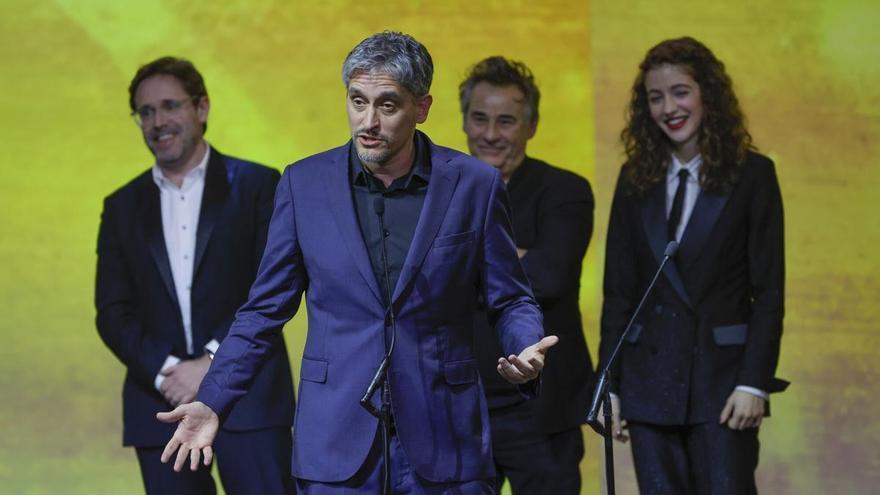 El director Marcel Barrena recibe el Forqué al mejor largometraje por "El 47", durante la gala de la 30 edición de los Premios José María Forqué, este sábado en Ifema, en Madrid. / EFE
