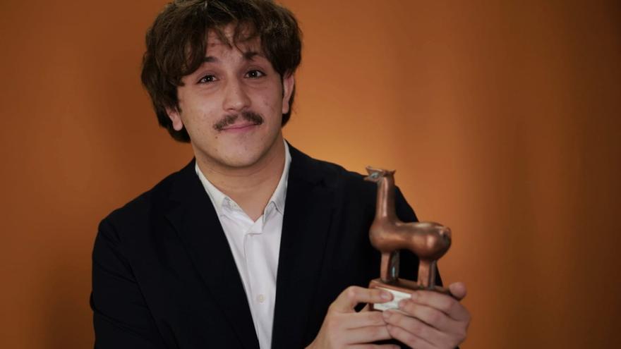 Luis Soto, con el Cervatillo de Bronce de Cinema24. / CÓRDOBA