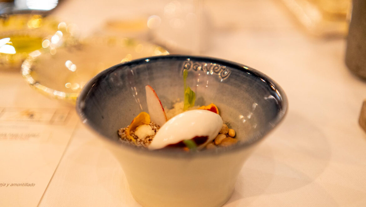 Mazamorra de piñones ibéricos, con helado de yogur de oveja y amontillado / Carlos Navarro