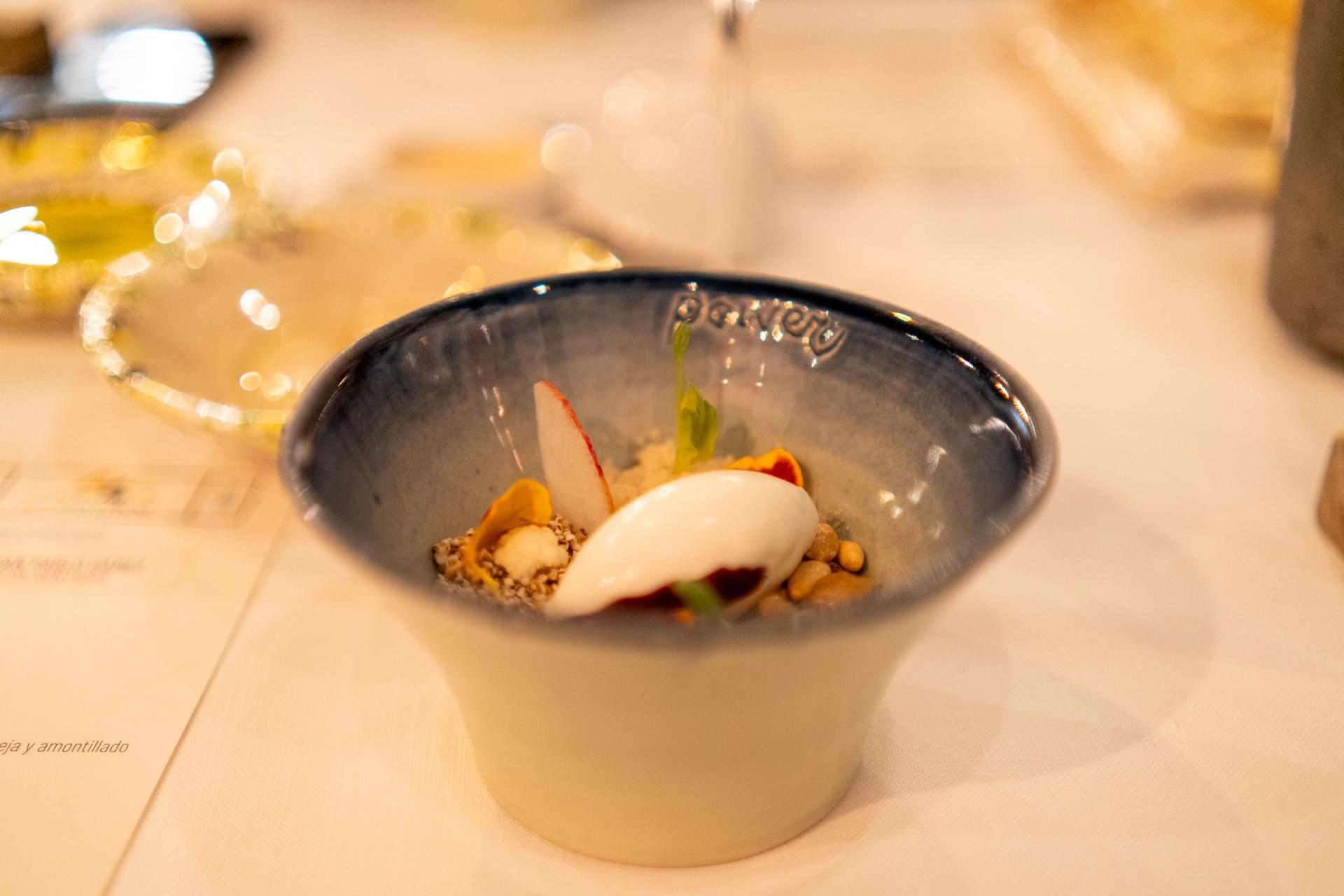 Mazamorra de piñones ibéricos, con helado de yogur de oveja y amontillado / Carlos Navarro