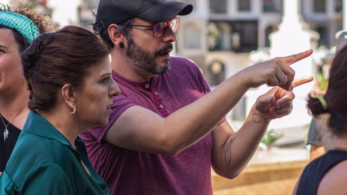 José Antonio Gutiérrez y Montse Torrent en pleno rodaje de 'Tumbas vecinas'.