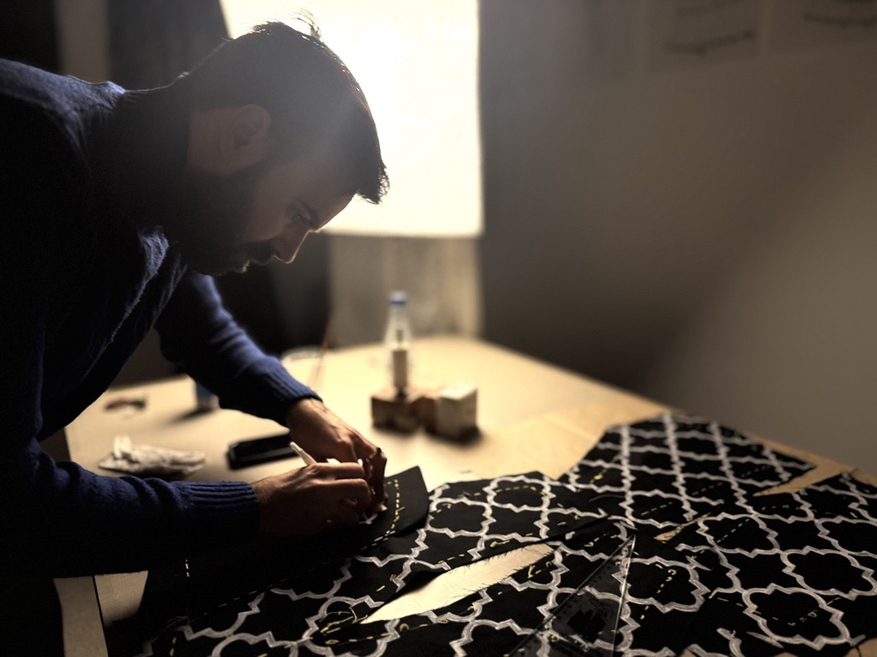 El diseñor Fran Araujo en pleno proceso creativo / Fran Araujo