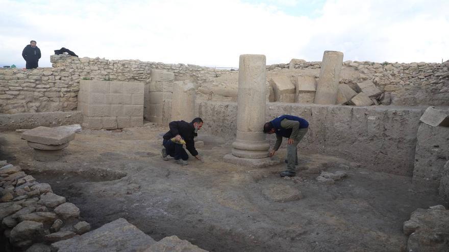 Restos del templo republicano, con columnas de dos metros, y de la fachada del anfiteatro romano. / Víctor Castro