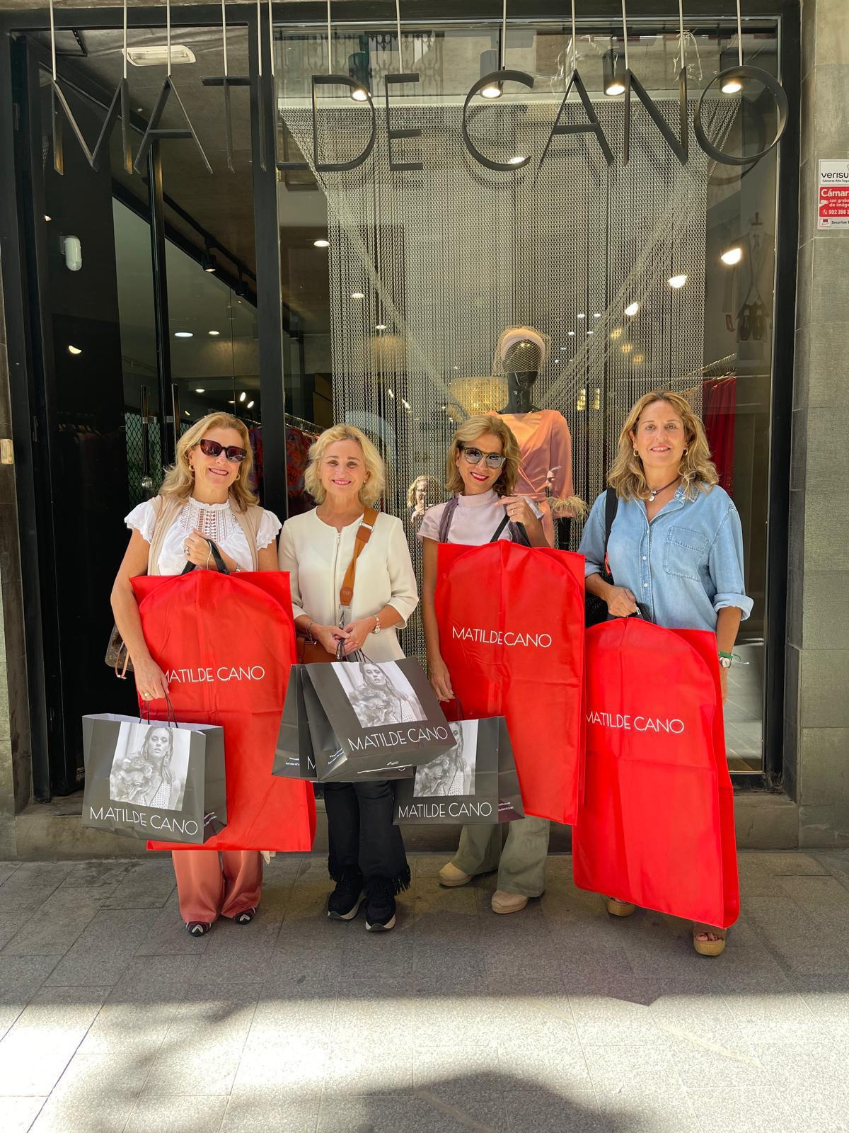 Siempre Así posa con los diseños de Matilde Cano / Matilde Cano