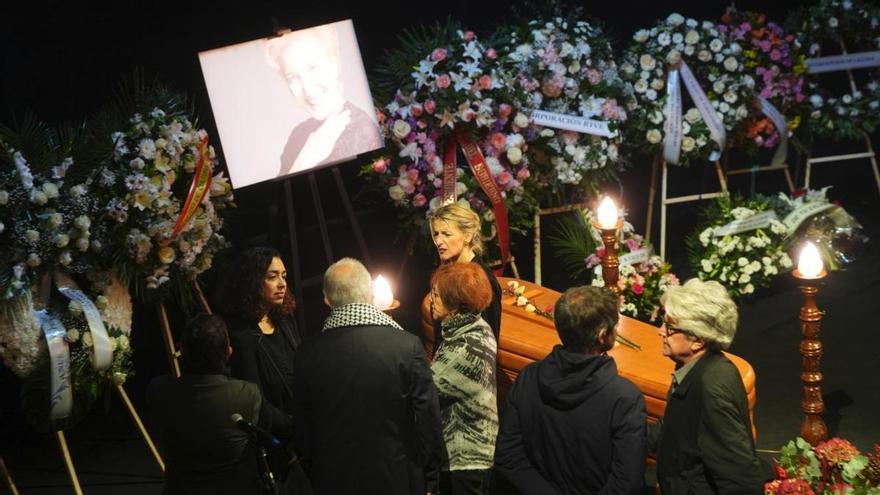 Ernest Urtasun y Yolanda Díaz charlan con familiares de Marisa Paredes en la capilla ardiente por la actriz. A la dcha. de la imagen, su marido Chema Prado, y a la izda., su hija María Isasi. / Xavier Amado
