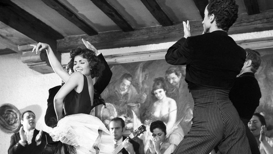 Carmen Sevilla, vestida de Pertegaz, durante el rodaje en el Corral de la Morería, en 1958, de la cinta 'Europa di note', un supuesto documental del italiano Alessandro Blasetti, prohibida en España por mostrar demasiado. / EFE