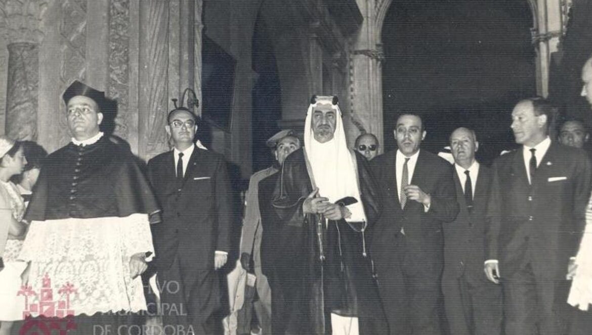 El rey Faysal de Arabia Saudí en la Mezquita en 1966. Ladis Franco, recibiendo al visir rifeño en Sevilla en 1937 Sánchez del Pando Visita de Mohamed V a la Mezquita de Córdoba en 1956. Ricardo El rey Saud junto al alcalde Cruz Conde en Córdoba. Ricardo Planos de Rafael de La-Hoz Arderius para trasladar la Catedral al lateral este de la Mezquita. Entrega de la medalla de Córdoba a Rafael de La Hoz Arderius.