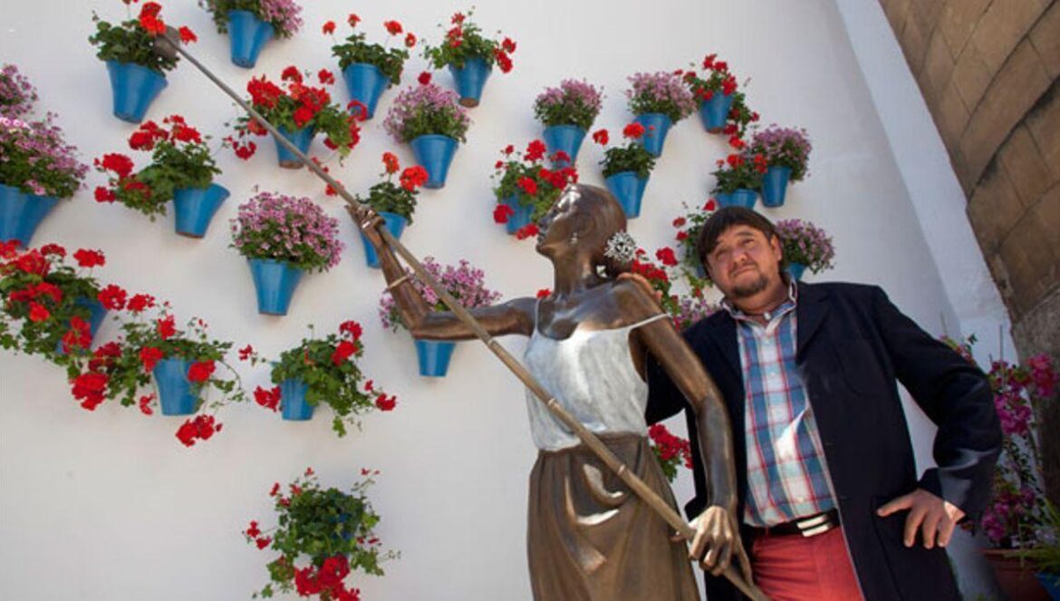 Belmonte, junto a su escultura de la cuidadora.