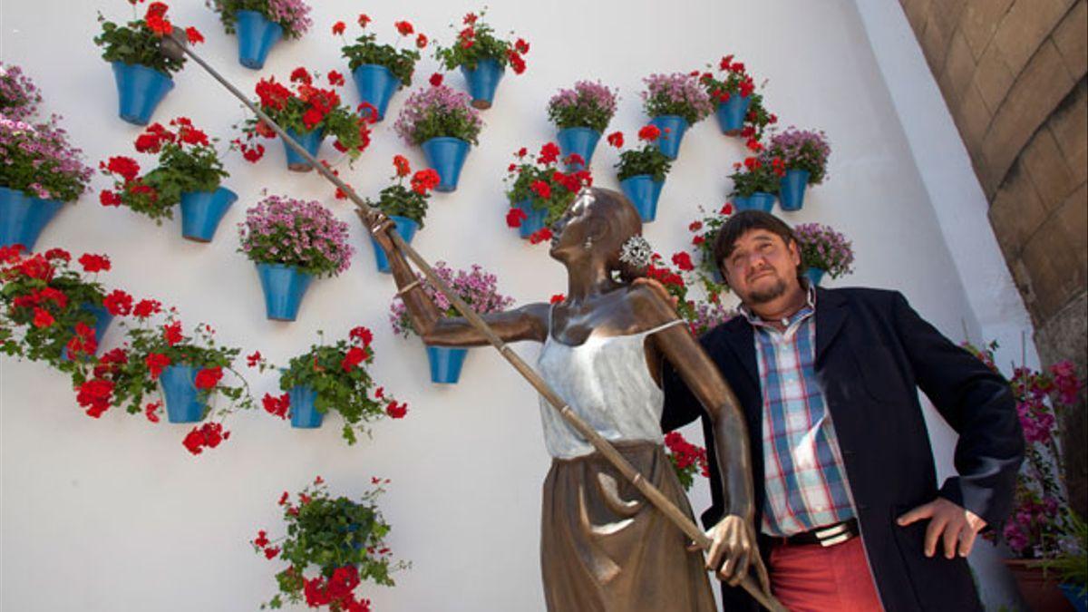 Belmonte, junto a su escultura de la cuidadora.