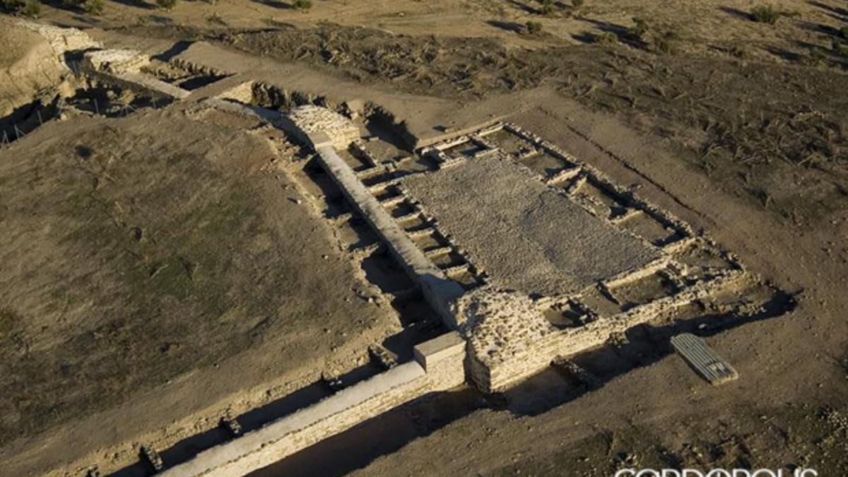 Vista aérea de Ategua MADERO CUBERO Autoridades posan junto a las columnas del templo romano republicano hallado en Ategua. La Acrópolis de Ategua