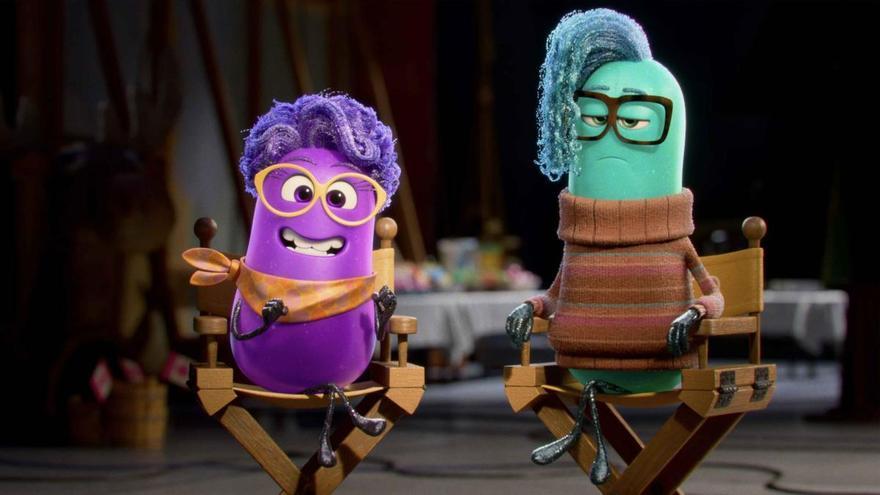 Paula (Paula Pell) y Xeni (Richard Ayoade), directores del equipo de 'El Sueño Producciones' / / Pixar/Disney+