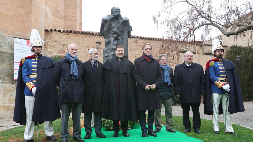 Salamanca homenajea a Unamuno con una ofrenda floral en el aniversario de su fallecimiento. / EFE