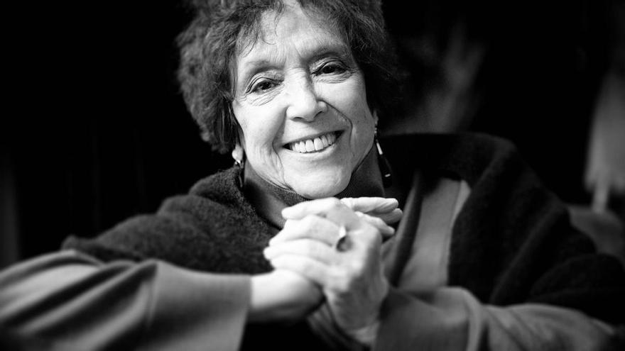 Maruja Torres, fotografiada en la bibilioteca del Hotel Meliá Casa de las Artes, en Madrid. / José Luis Roca