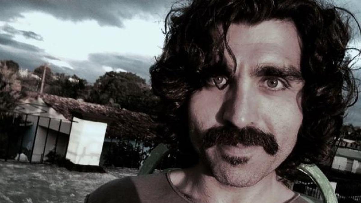 El dramaturgo Sergio Martínez Rubio. Portada de la obra 'Detrás de la puerta'.