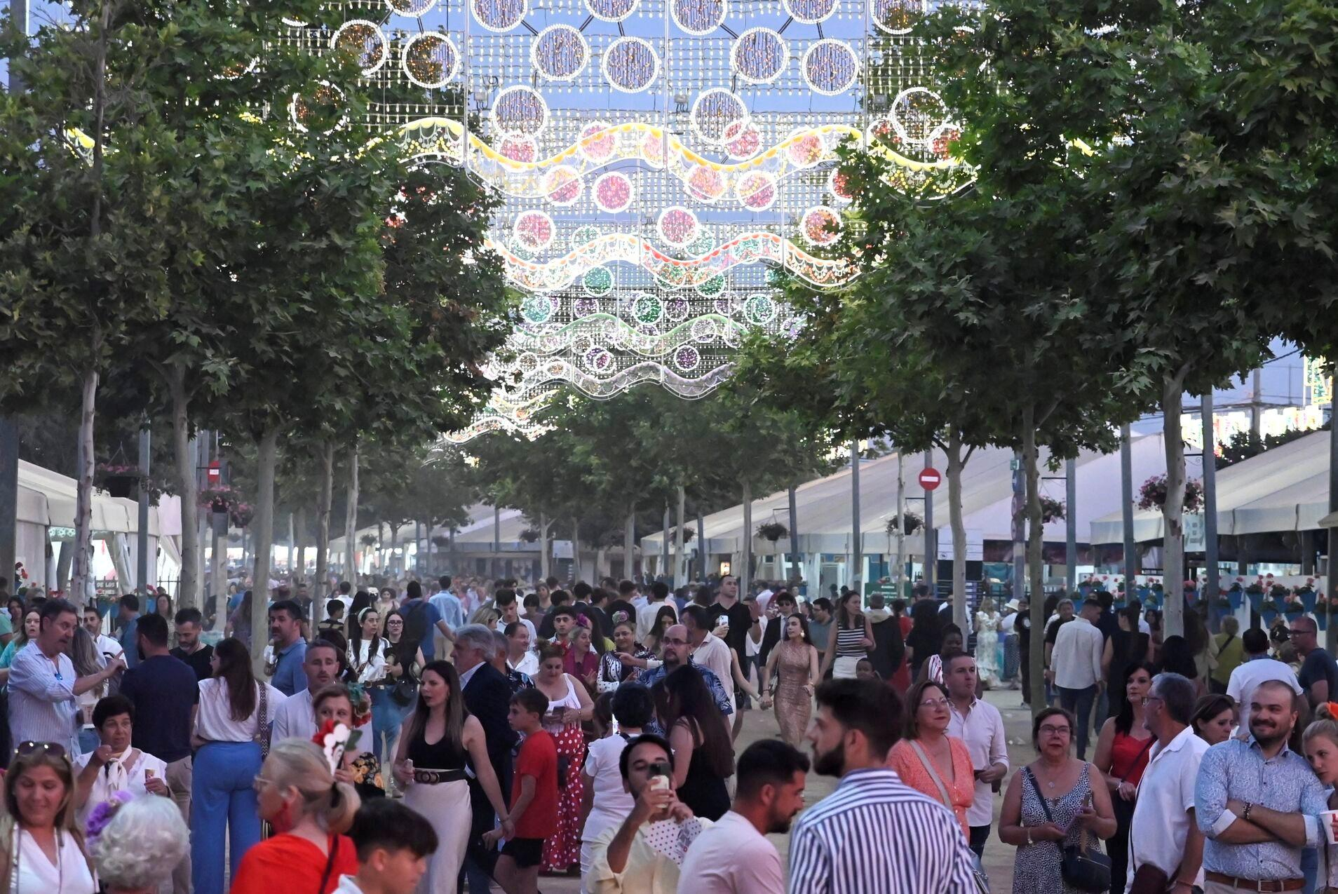 Una calle del Arenal, llena de público. / Juan Ayala