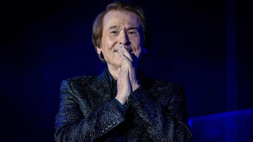 Archivo - El cantante Raphael durante su actuación en la Maestranza, a 15 de septiembre de 2023, en Sevilla, (Andalucía, España). Raphael vuelve a Sevilla, a las "Noches de la Maestranza" con un concierto de su gira de presentación de su último trabajo di / Francisco J. Olmo - Europa Press - Archivo