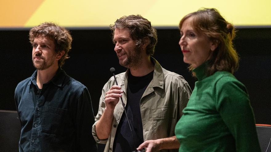 Hugo Cabezas, en el centro, con Alejandro Toro y Pilar Mayorgas, presentadora del acto. / CÓRDOBA