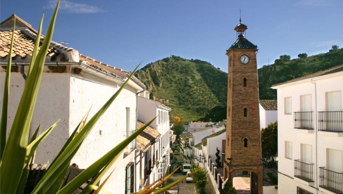 Torre del Reloj de Almedinilla / Turismo De La Subbética