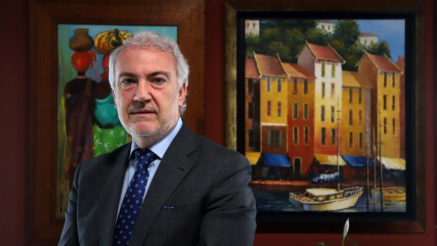 Francisco García Calabrés, con los libros de sus columnas. / CÓRDOBA