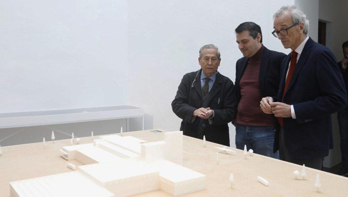 Francisco Daroca, José María Bellido y Rafael de La-Hoz Castanys en la exposición de Vimcorsa. Francisco Daroca, José María Bellido y Rafael de La-Hoz Castanys en la exposición de Vimcorsa.