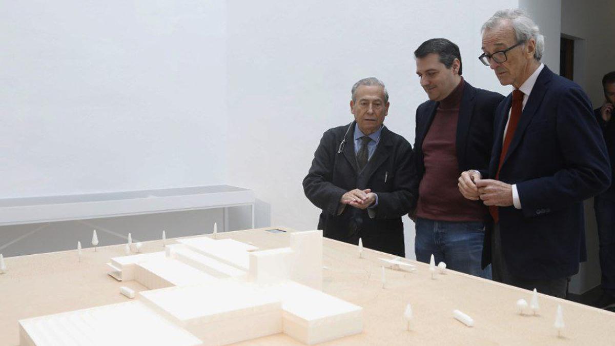 Francisco Daroca, José María Bellido y Rafael de La-Hoz Castanys en la exposición de Vimcorsa. Francisco Daroca, José María Bellido y Rafael de La-Hoz Castanys en la exposición de Vimcorsa.