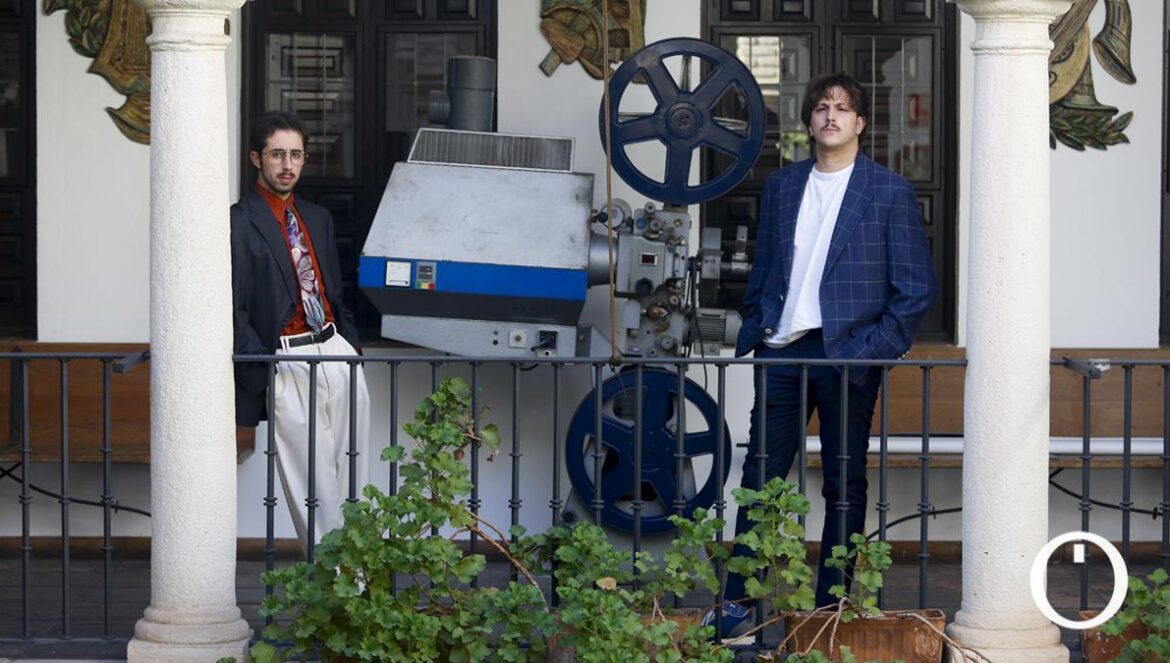 Soto Muñoz y Alfredo Picazo codirectores de 'Los restos del pasar' ÁLEX GALLEGOS Soto Muñoz y Alfredo Picazo codirectores de 'Los restos del pasar' ÁLEX GALLEGOS Una imagen de 'Los restos del pasar'. Imagen de archivo del artista Paco Ariza.