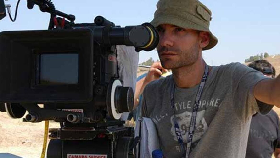 F. Javier Gutiérrez en pleno rodaje de una de sus películas. Una imagen del rodaje de 'La espera', de F.J.Gutiérrez (con gorro) y Víctor Clavijo (de espaldas).
