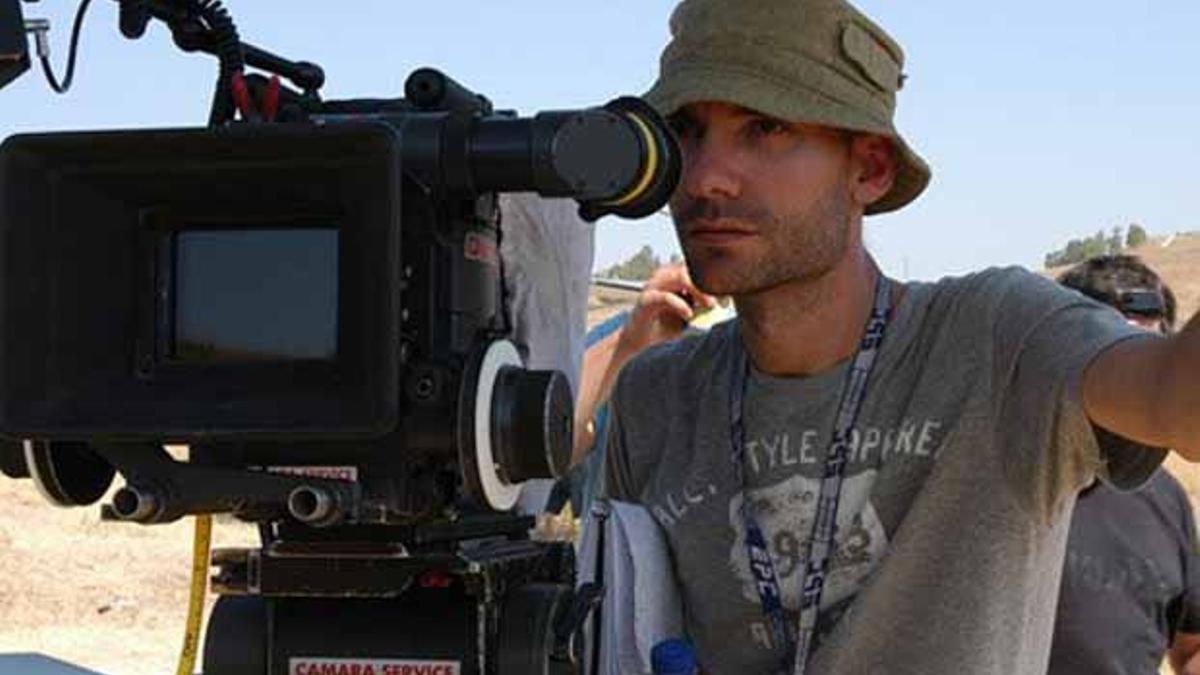 F. Javier Gutiérrez en pleno rodaje de una de sus películas. Una imagen del rodaje de 'La espera', de F.J.Gutiérrez (con gorro) y Víctor Clavijo (de espaldas).