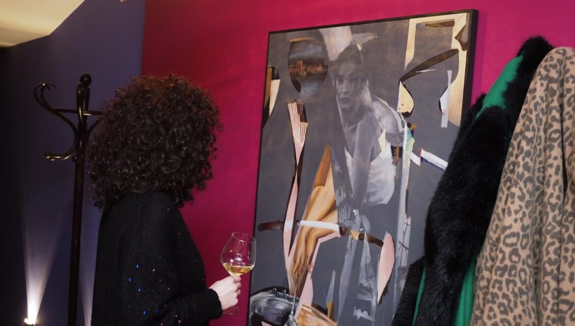 Obras del colectivo Korobkov sobre Julio Romero de Torres Rafael Merina | Cesión Artdecor Una modelo posa en el estudio Korobkov, recreando 'La chiquita piconera'. Obras del colectivo Korobkov sobre Julio Romero de Torres Rafael Merina | Cesión Artdecor