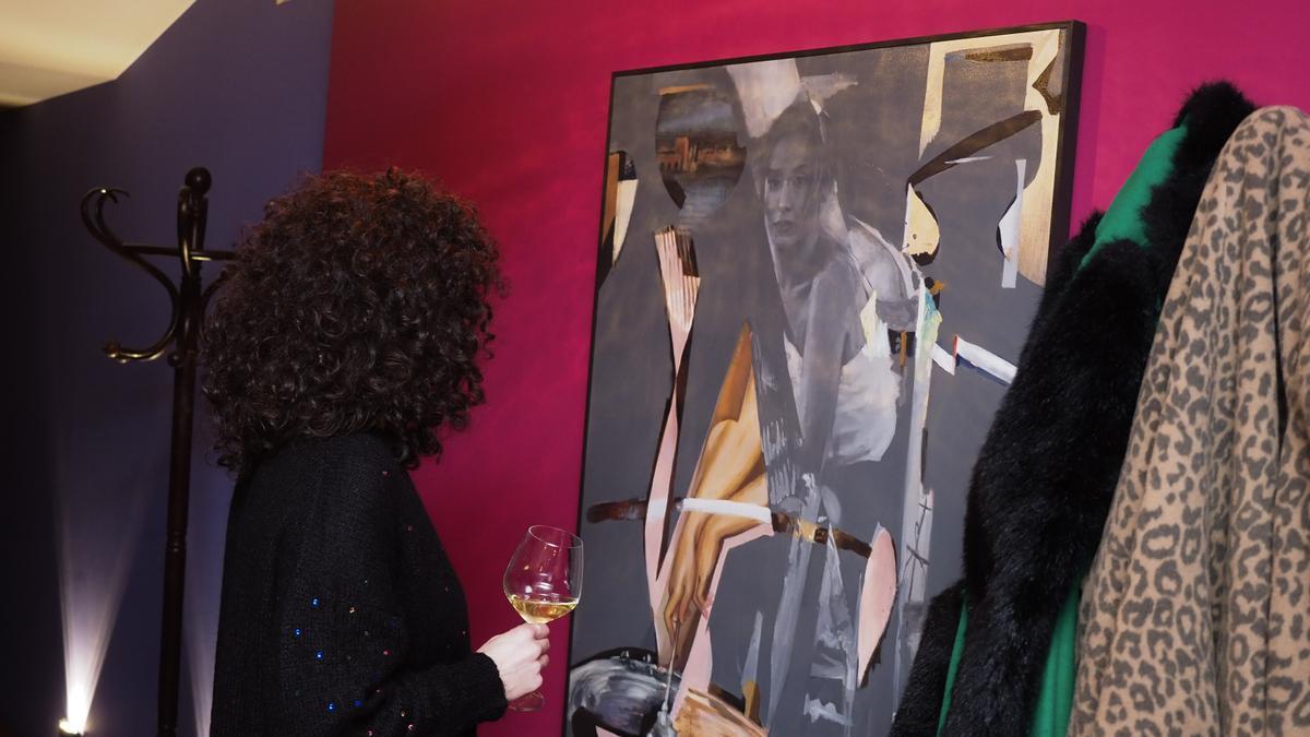 Obras del colectivo Korobkov sobre Julio Romero de Torres Rafael Merina | Cesión Artdecor Una modelo posa en el estudio Korobkov, recreando 'La chiquita piconera'. Obras del colectivo Korobkov sobre Julio Romero de Torres Rafael Merina | Cesión Artdecor