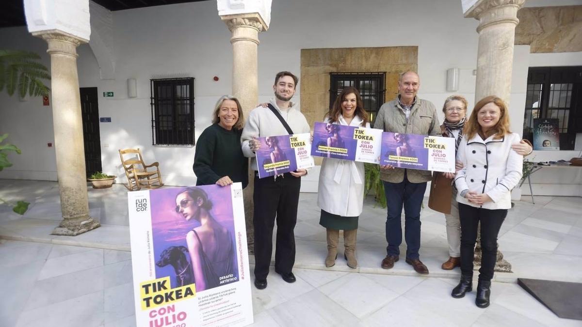 Entrega los premios del concurso 'Tiktokea con Julio Romero de Torres'.