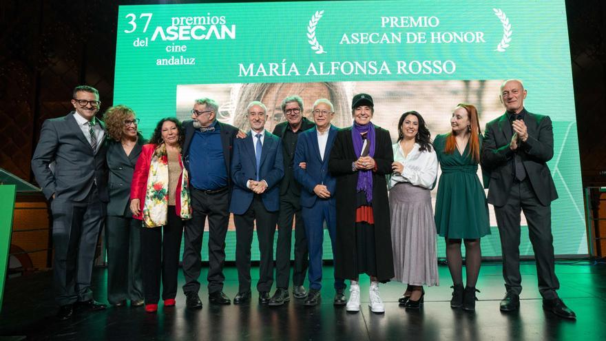 Foto de familia de los premiados en los 37 Premios Asecan del Cien Andaluz. / CÓRODBA