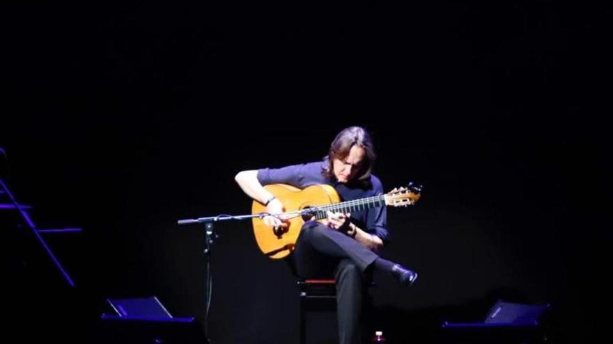 Vicente Amido durante su actuación en el Gran Teatro de Córdoba. / VÍCTOR CASTRO