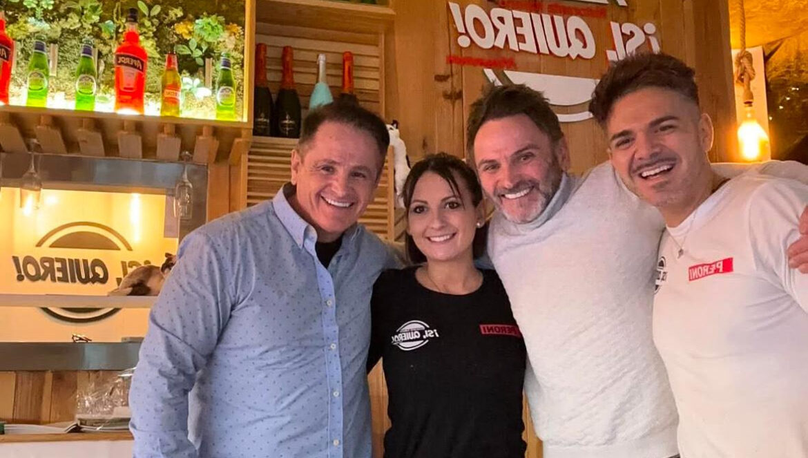 Fernando Tejero con miembros del equipo de 'Sí, quiero' / Sí, quiero