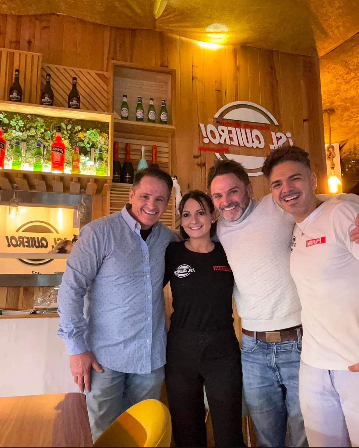 Fernando Tejero con miembros del equipo de 'Sí, quiero' / Sí, quiero