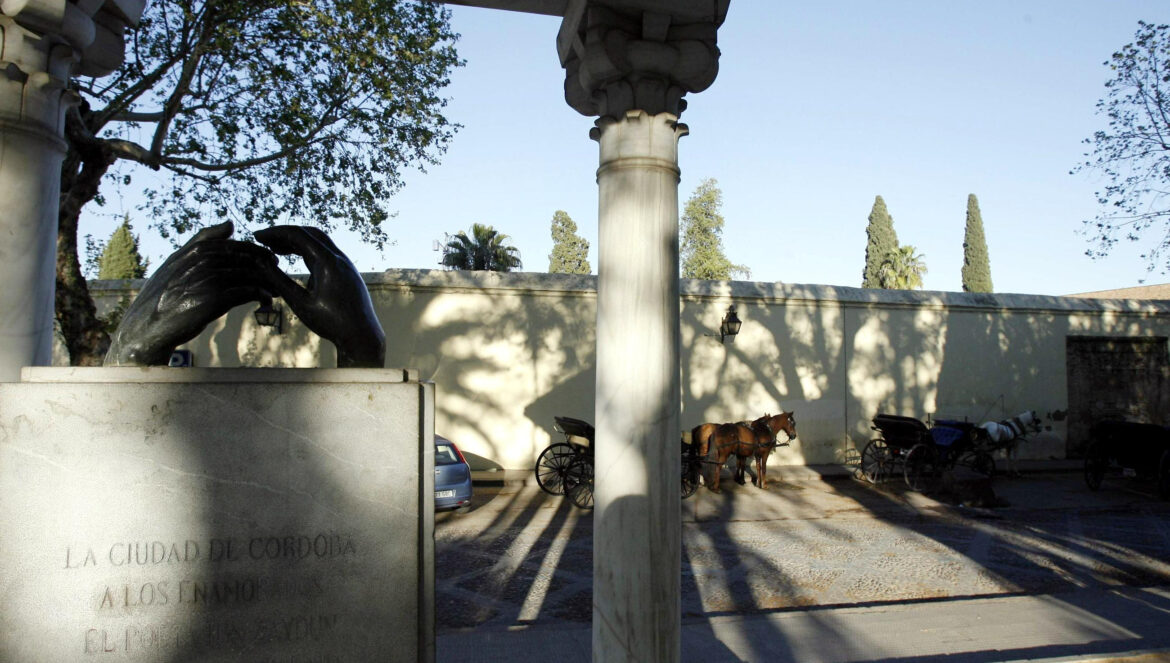 Monumento a los Enamorados en Campo Santo de los Mártires.