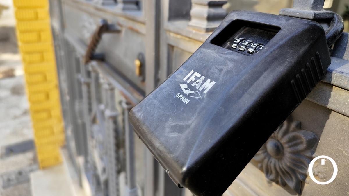 Candado de llaves de apartamento turístico en la Ribera J. M. Ayala