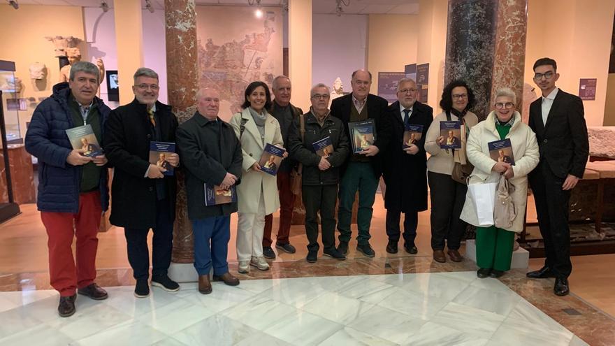 Fotografía de familia de los participantes en la antología homenaje a Juan Varela. / Moreno