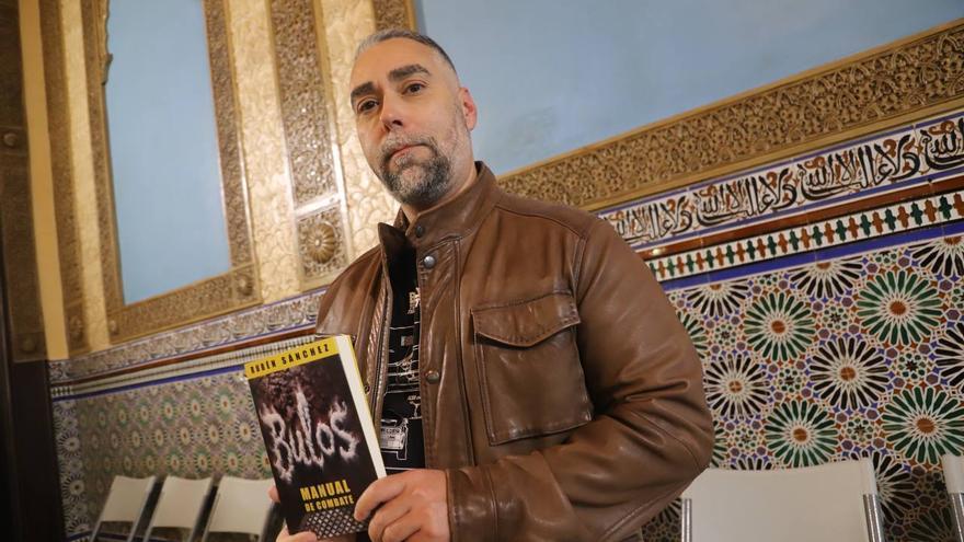 Rubén Sánchez posa con su libro durante la realización de la entrevista. / Víctor Castro