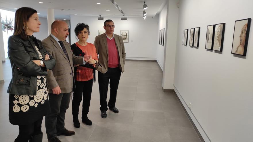 Duque (segundo por la izda.) e Hidalgo (tercera), en la inauguración de la muestra. / EUROPA PRESS